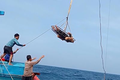 Hình ảnh bộ đội nhà giàn cứu ngư dân gặp nạn giữa sóng dữ