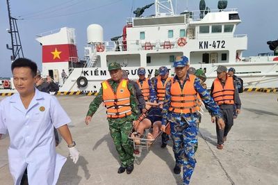 Tiếp nhận 32 ngư dân gặp nạn trên biển đưa về đất liền