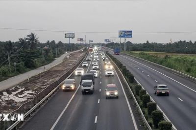 Tạm thời mở làn khẩn cấp giảm ùn tắc cao tốc TP Hồ Chí Minh-Trung Lương