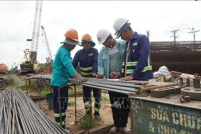 Thi công xuyên lễ tại công trường Dự án cao tốc Mỹ An - Cao Lãnh