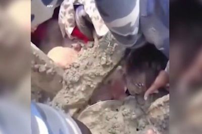 Video giải cứu bé gái 5 tuổi ở Nepal bị lũ cuốn trôi và kẹt dưới đống đổ nát trong 60 giờ