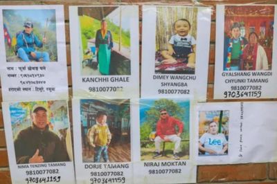 Bức tường 25m dán ảnh người mất tích níu giữ hy vọng sau lũ quét Nepal