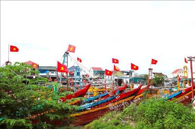 Ngư dân biển đồng loạt treo cờ Tổ quốc trên tàu cá dịp Quốc khánh 2/9