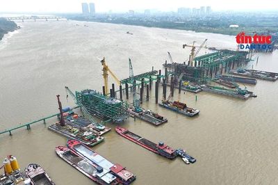 Cầu Trần Hưng Đạo lắp những dầm thép đầu tiên, hướng tới dựng vòm 'vô cực'