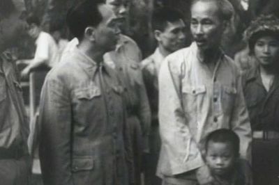 Cậu bé 8 tuổi từng chui vào lòng Bác Hồ và khoảnh khắc được Người gọi lại chụp ảnh