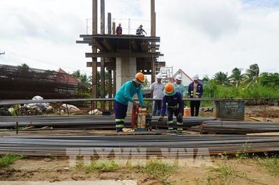 Những giọt mồ hôi xuyên nghỉ lễ trên cao tốc Mỹ An - Cao Lãnh