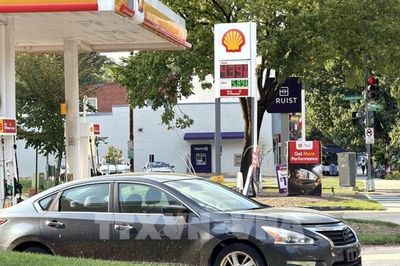 Giá xăng tại Mỹ lần đầu tiên vượt 4 USD/gallon trong cả tháng 8