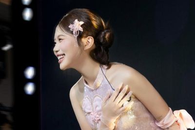 Phương Mỹ Chi gặp sự cố trang phục trước hàng nghìn khán giả