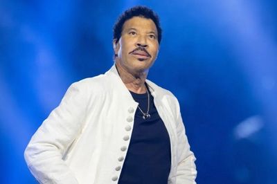 Danh ca Lionel Richie tiếp tục nhập viện