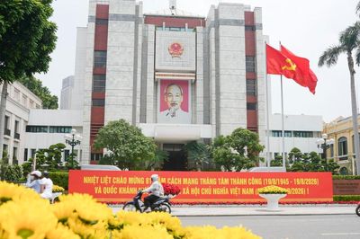 Phố phường Hà Nội rực rỡ cờ hoa chào mừng Quốc khánh 2/9