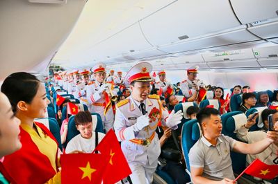 Dàn quân nhạc biểu diễn trên độ cao 10.000m