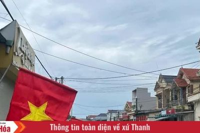 Quê hương rực đỏ sắc cờ
