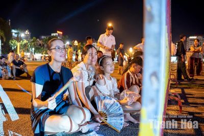 Hàng ngàn người đổ về Quảng trường Lam Sơn theo dõi chương trình nghệ thuật "Thanh Hóa hòa nhịp cùng non sông”
