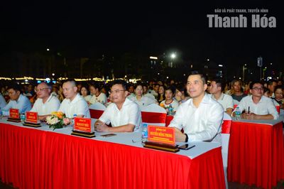Dòng người đổ về Sầm Sơn, hòa mình trong đêm nghệ thuật và pháo hoa rực rỡ