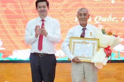 Bí thư Tỉnh ủy An Giang Lê Quang Tùng dự trao Huy hiệu Đảng tại Phú Quốc