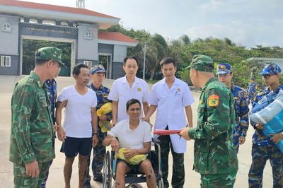 Bàn giao 32 ngư dân Đà Nẵng gặp nạn trên biển cho tàu Trường Sa 18