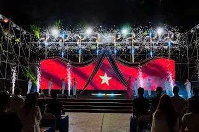 Nha Trang có một đêm nhạc "quốc dân": Hàng nghìn khán giả hòa nhịp hát “Tiến quân ca” tại concert