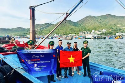 Tặng 50 lá cờ Tổ quốc cho ngư dân Tổ dân phố Trường Đông