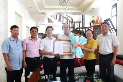 Đảng ủy phường Phan Rang trao Huy hiệu 35 năm tuổi Đảng cho đảng viên