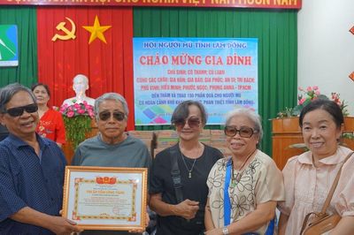 Ấm áp những phần quà gửi đến hội viên người mù phía Đông Lâm Đồng nhân dịp Quốc khánh 2/9