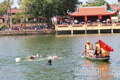 Xã Phùng Nguyên: Trò chơi “Bơi lội bắt vịt” tạo sức hút trong dịp nghỉ lễ 2/9