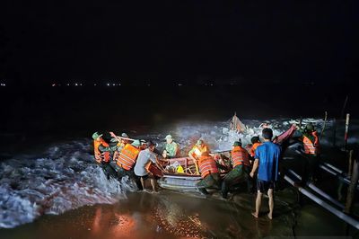 Sóng lớn cuốn trôi 4 thuyền đánh cá ở xã Mỹ Thủy