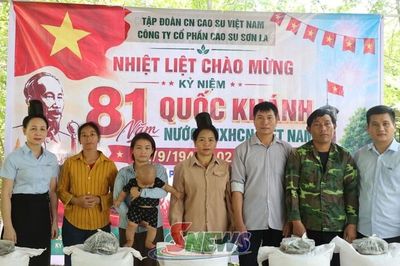 Công ty CP Cao su Sơn La trao quà cho người lao động