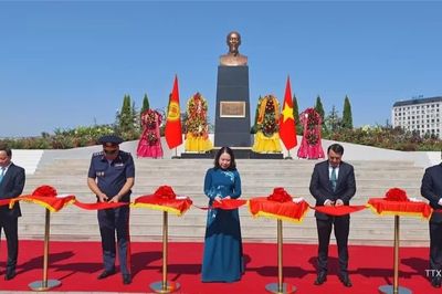 Phó Chủ tịch nước Võ Thị Ánh Xuân dự khánh thành Tượng đài Hồ Chí Minh tại Bishkek