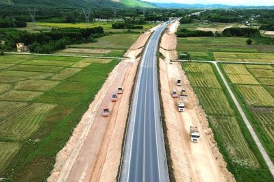 Thi công xuyên lễ 2/9, quyết tâm đưa cao tốc Cam Lộ - La Sơn về đích đúng hẹn