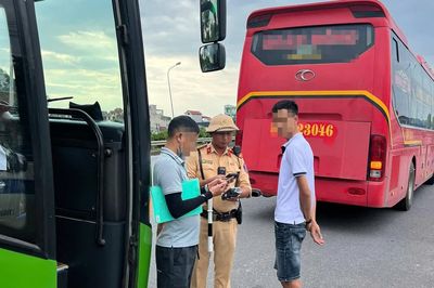 Hà Nội: CSGT tuần tra xuyên lễ, hàng loạt xe khách bị xử phạt vì lỗi phổ biến