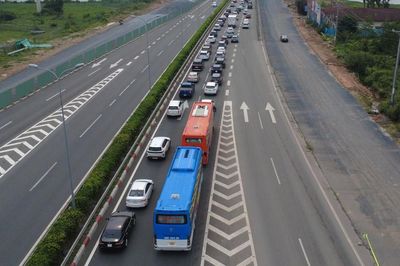 Người dân kết thúc kỳ nghỉ sớm, cao tốc hướng về TP.HCM xảy ra ùn tắc