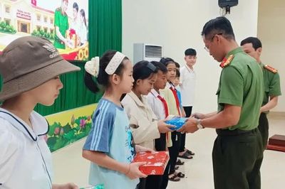 Gặp mặt, tặng quà cho học sinh trúng tuyển vào Trường Văn hoá CAND II