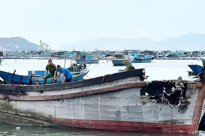 Điều tra vụ cháy tàu cá neo đậu ven vịnh Cam Ranh