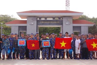 32 ngư dân lâm nạn ở vùng biển Trường Sa lên tàu về đất liền