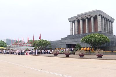 Người dân xếp hàng vào Lăng viếng Chủ tịch Hồ Chí Minh