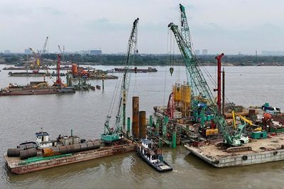 Tháo gỡ vướng mắc, đẩy nhanh tiến độ 7 cầu vượt sông Hồng