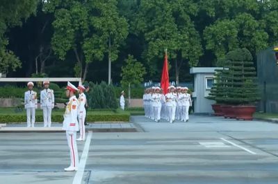 Nghiêm trang trong nắng Ba Đình