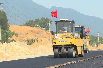 Cờ Tổ quốc trên những đầu máy thi công dịp 2/9