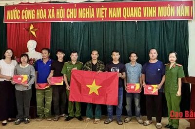 Trao tặng 500 cờ Tổ quốc đến các cơ sở tôn giáo, người có uy tín và đồng bào dân tộc thiểu số