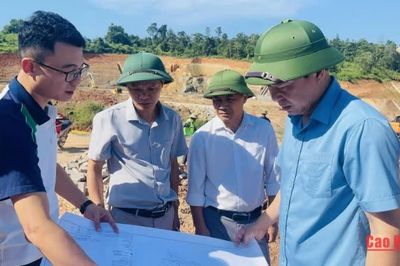 Bí thư Đảng ủy phường Thục Phán kiểm tra tiến độ Dự án khu tái định cư phục vụ giải phóng mặt bằng Dự án mỏ sắt Nà Rụa