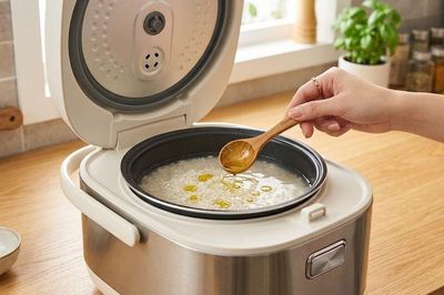 Tại sao bạn nên nhỏ vài giọt dầu ăn vào nồi cơm trước khi nấu?
