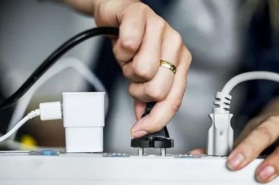 Khi nào nên rút phích cắm thiết bị điện trong nhà? Đây là 4 thời điểm không phải ai cũng biết