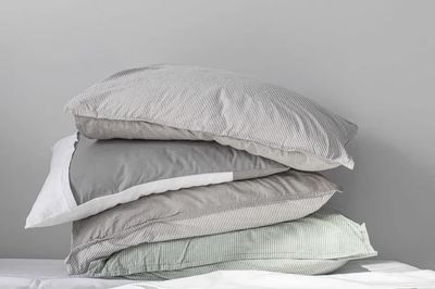 Vỏ gối cũ đừng vội bỏ, 5 mẹo tận dụng giúp nhà cửa gọn gàng hơn