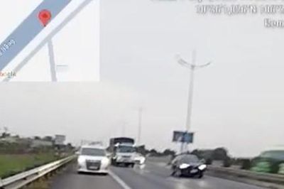 CSGT mở làn dừng khẩn cấp cho ôtô chạy vào cao tốc TP.HCM - Trung Lương để giải tỏa ùn tắc