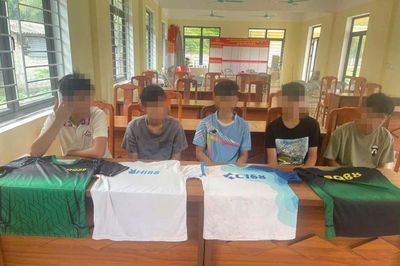 Công an cảnh báo nhận quần áo tặng miễn phí có thể tiếp tay quảng cáo cờ bạc