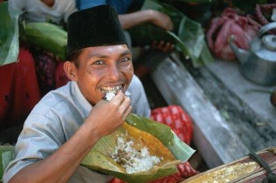 Vì sao thói quen ăn bằng tay phổ biến ở Indonesia?