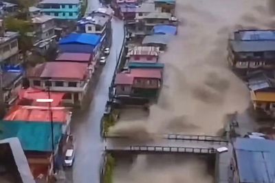 Khoảnh khắc kinh hoàng lũ đổ ập, cuốn trôi người, nhà trong khu dân cư Nepal