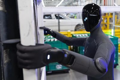 Các hãng xe lớn đẩy mạnh ứng dụng robot hình người trong sản xuất