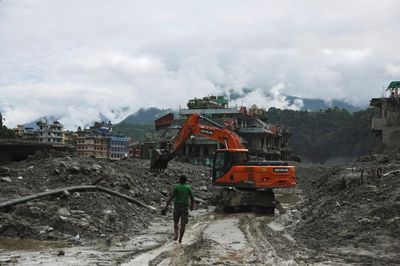 Nhà xác không còn chỗ trống, gần 4.000 người vẫn mất tích sau lũ quét ở Nepal