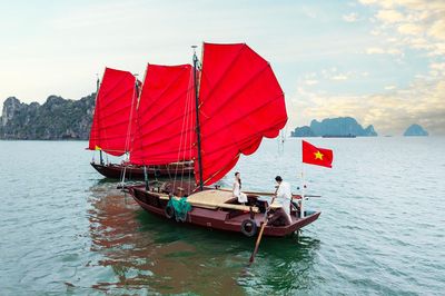 Người giữ bí mật cánh buồm có thể đi ngược gió trên Vịnh Hạ Long
